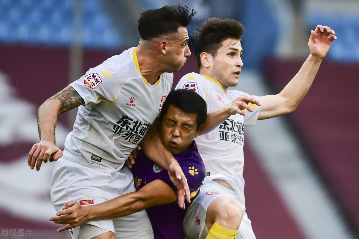 爱游戏入口 -广东宏远训练开放日；集结日防线松动引欢呼；荷甲在即；纪律约束更严格(广东宏远热身赛)