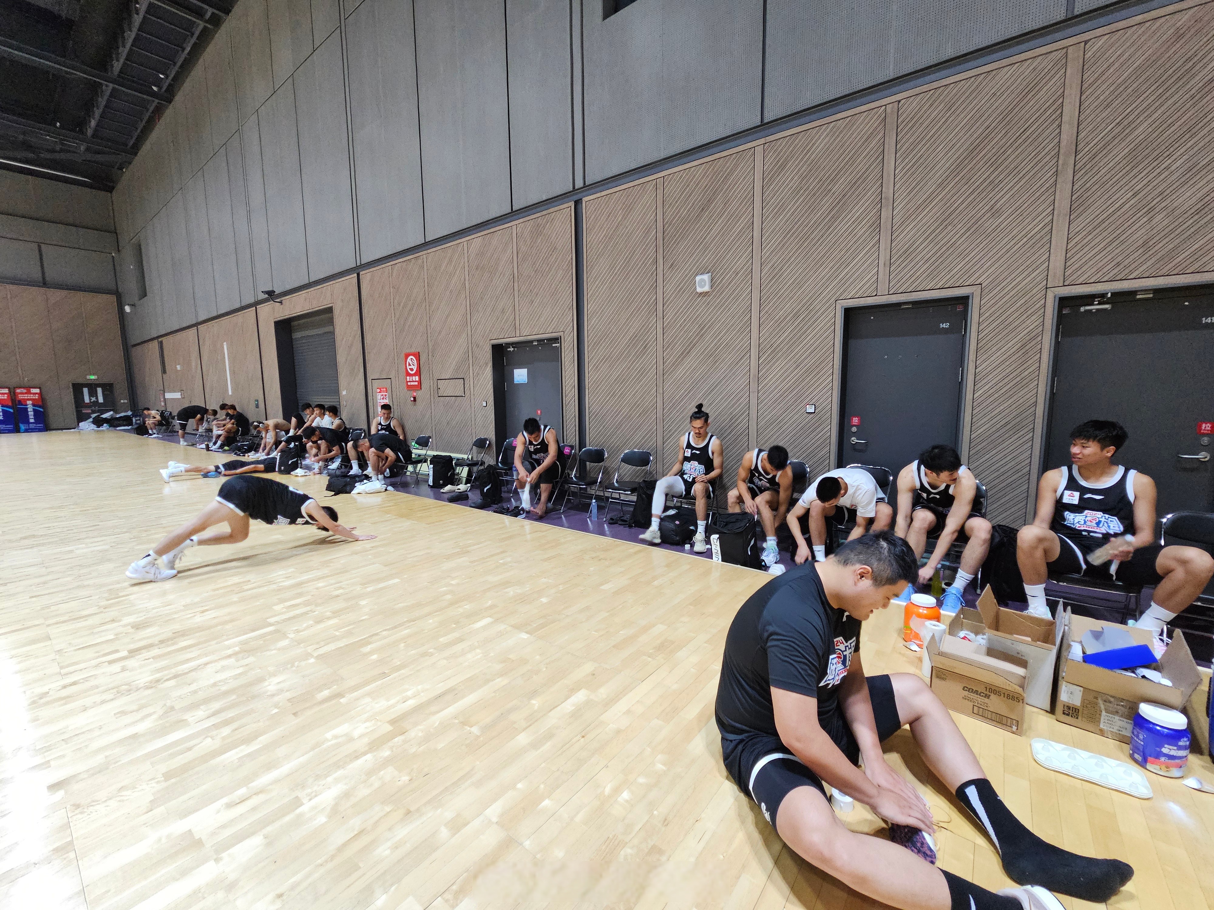 北控篮球邀请特殊学生现场感受cba京津大战 北控篮球邀请特殊学生现场感受cba京津大战